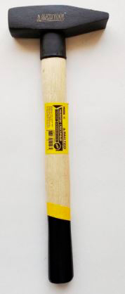 Молоток слесарный деревянная ручка  500г 19006  кованый  (защит. манжета) (1/48шт) MaxiTool									