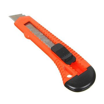 FALCO Нож универсальный пластиковый с сегментированным лезвием 18мм (квадр. фиксатор) 685-009